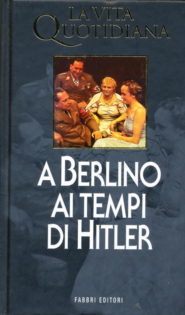 Berlino, anno 1933: Von Hindenburg, Presidente del Reich, nomina Cancelliere Adolf Hitler. Un uomo temibile e dallo sguardo infuocato, in grado di cambiare la storia degli uomini con il solo potere della parola, e di promettere ai Berlinesi lavoro per tutti, ordine, una vita sana, le Olimpiadi e il recupero dei valori tradizionali che hanno reso e renderanno grande la Germania. In una città in cui tutto – uomini, pietre, case e piazze – è segnato dal marchio a fuoco del nazionalsocialismo. Ma il sottile vetro dell’illusione verrà presto infranto da una politica assoluta e totalitaria e da spietati intrighi politici che porteranno a guerra, bombardamenti, campi di sterminio, morte. In una Berlino irriconoscibile, una Metropolis in cui lavorano quattro milioni di schiavi immigrati dai vari paesi d’Europa, si intrecciano storie di uomini comuni, eroi silenziosi, famiglie che non riusciranno più a riunirsi e giovani che cadranno nell’oblio delle gelide lande russe. E nel 1945, fra le rovine ancora fumanti e i primi segni della fine del conflitto, una bimba chiederà al nonno: “Questo ha voluto la guerra?”  Acquista su Arte.Go.Shop: Jean Marabini. La vita quotidiana a Berlino ai tempi di Hitler Titolo: La vita quotidiana a Berlino ai tempi di Hitler Autore: Jean Marabini 1 Volume Formato: Copertina rigida Dimensioni: 11×19 Pagine: 268 Valutazione Supporto: Excellent (Usato poche volte) Valutazione Copertina: Excellent (Quasi nuovo) Editore: Fabbri Editori (1999) Edizione/Collana/Serie/Numero: La Vita Quotidiana Lingua: Italiano Genere/Categoria: Saggistica, Storia Codice: TDN330