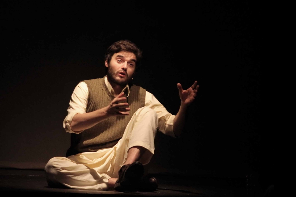 Teatro: "Nel mare ci sono i coccodrilli - Storia vera di Enalatollah Akbari"