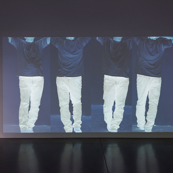 Bando per la selezione di performer per la mostra "Bruce Nauman: Contrapposto Studies"