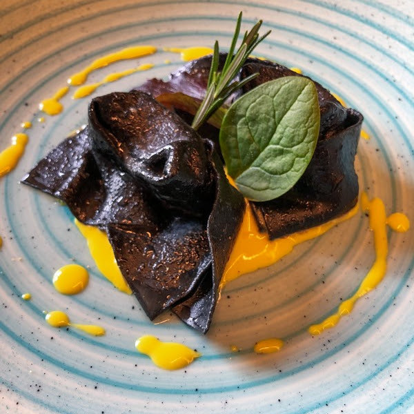 La ricetta del mese: Tortelloni al nero di seppia ripieni al branzino con salsa allo zafferano