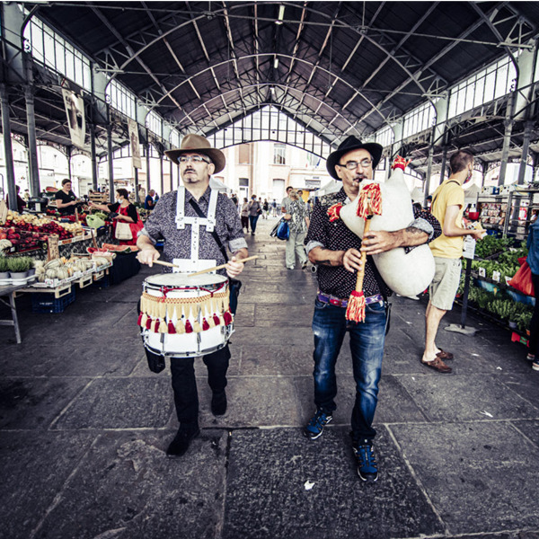 I trovatori della Grande Orchestra Occitana nei mercati di 12 città della provincia di Cuneo