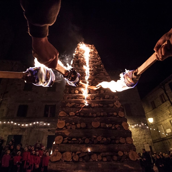 Una storia scritta con il fuoco: le Fiaccole di Abbadia San Salvatore in un libro e in un film