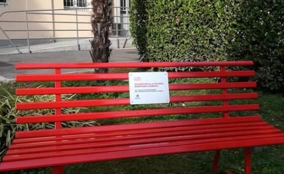 Le panchine rosse nelle sedi IED: "Diciamo no alla violenza. Rompiamo il silenzio"