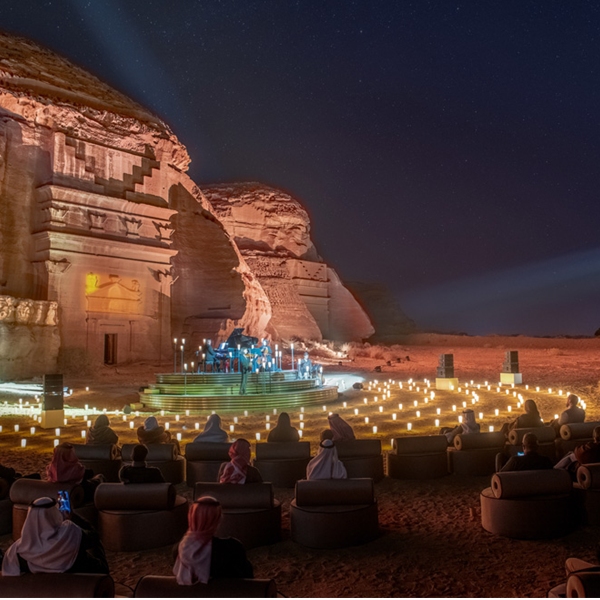 Un concerto nel deserto illuminato da 500 candele