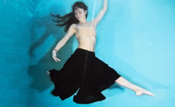 "Break away": la performance subacquea di Lucia Natale