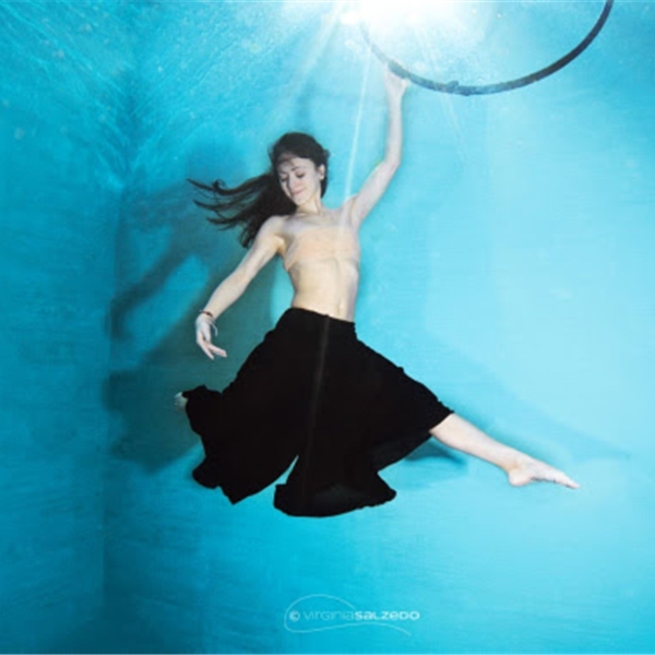 "Break away": la performance subacquea di Lucia Natale