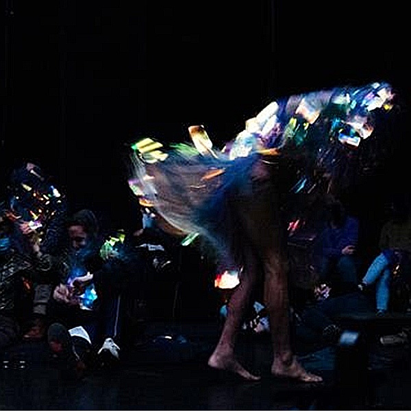 La Nuit tombe quand elle veut. Performance di Marcelo Evelin e Latifa Laâbissi