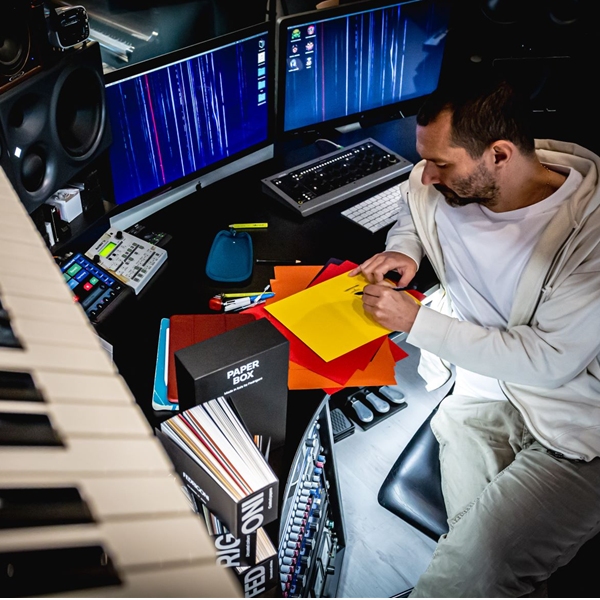 Piccolo concerto per pianoforte e carta. Performance musicale di Boosta