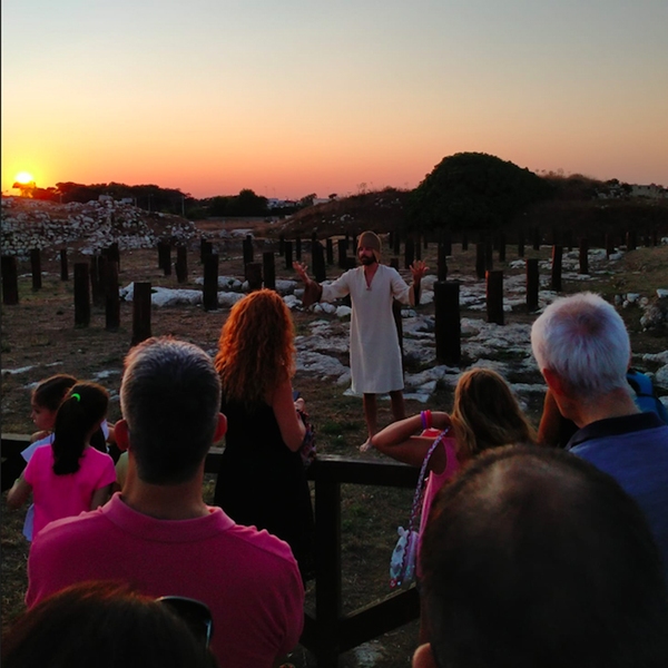 Un viaggio nel tempo. Visita teatralizzata nell'area archeologica di Roca Vecchia