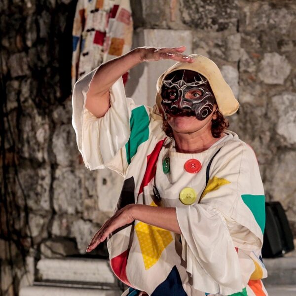 Spettacolo: Contorsionismi - Arlecchino al circo per fame e per amore