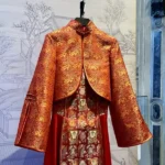 Mostra: "L'asse del tempo: tessuti per l'abbigliamento in seta di Suzhou"