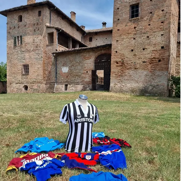 Esposizione di maglie da calcio storiche al Castello Sforzini di Castellar Ponzano - Il Punto Sportivo